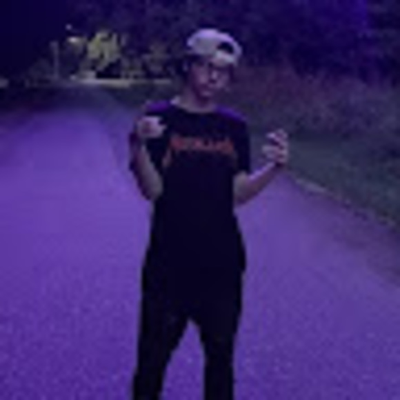 Poshmark profile picture for @lilkrix9